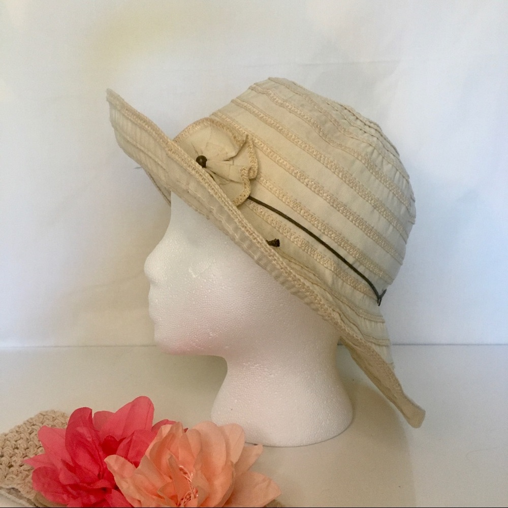 Cream colored Sunhat with Flower
